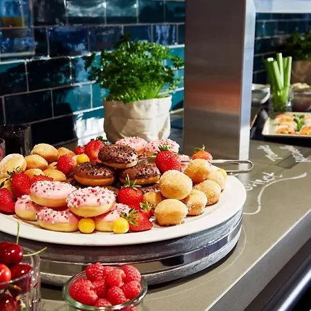 Отель Me And Hanover, By Hyatt 4*